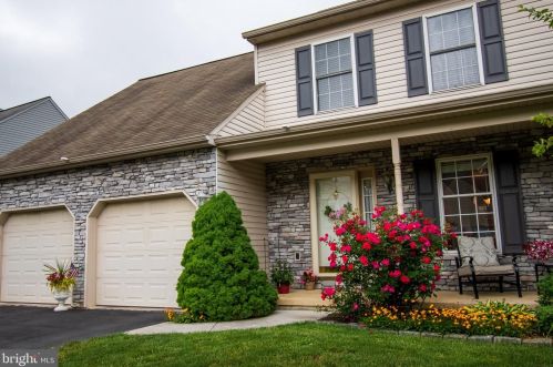 665 Apple Tree Ln, Mount Wolf, PA 17347-9008