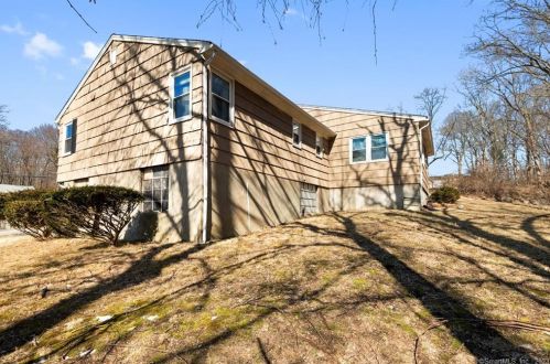 54 Piping Rock Dr, Waterbury CT  06706-2425 exterior