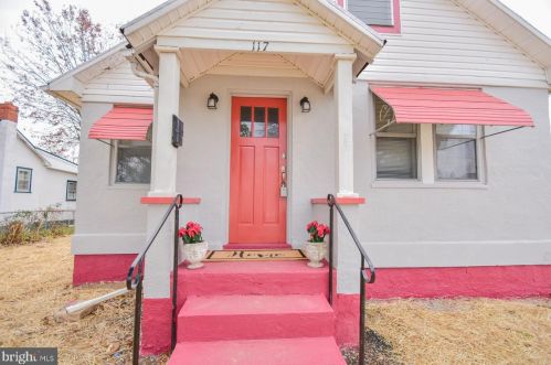 117 Center St, Charles Town, WV 25414-1701