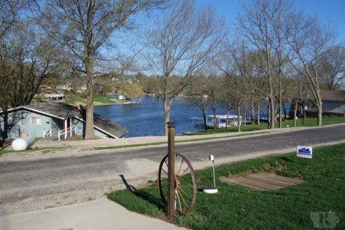1187-1186 Lakeshore Dr, Brooklyn, IA 52211
