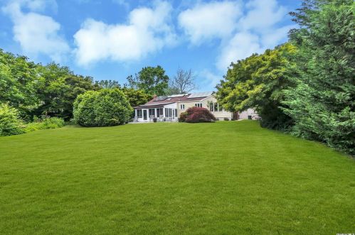 4 Magenta Ln, Elwood NY  11731-5116 exterior