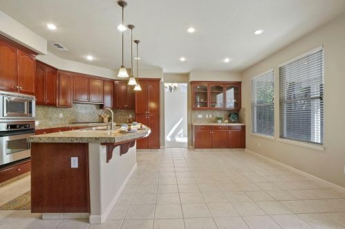 2044 Sugarbowl Way, Lodi CA  95242-4752 exterior