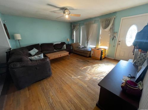 82 Toomey Rd, West Islip, NY 11795-1318