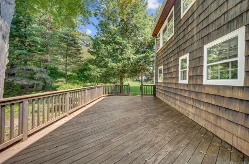 61 Cow Path Dr, Stamford CT  06902-1016 exterior