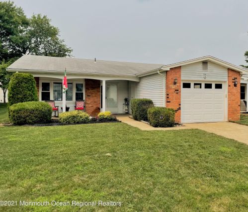 34 Courtshire Dr, Bricktown, NJ 08723-7138