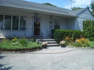 738 Francis Dr, North Wantagh, NY 11793-1039