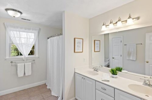 8 Logan Dr, Lincoln RI  02865-1349 exterior