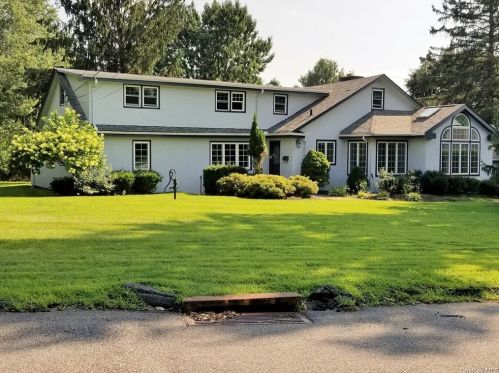 5 Mellis Pl, Valhalla, NY 10595-1225