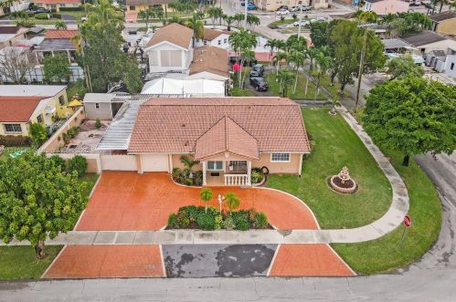 7215 15th Ave, Hialeah FL  33014-3805 exterior