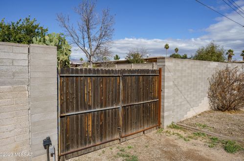 8801 Shiloh Pl, Tucson AZ  85710-2912 exterior