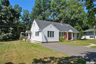 1975 Woodcliff Dr, Mattituck, NY 11952-2935