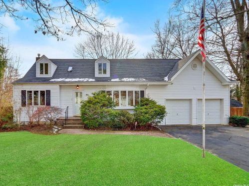 44 Hunters Ln, Huntington Station, NY 11746-3933