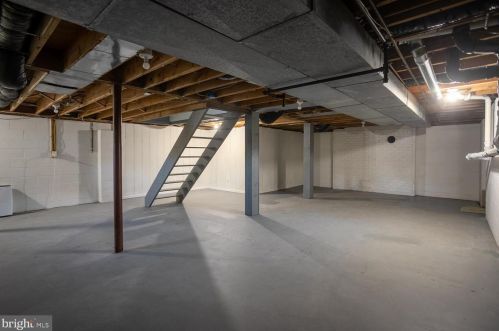 4 Locust Ave, Columbus NJ  08022-9504 exterior