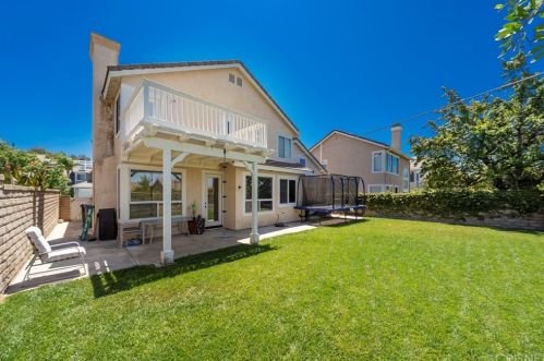 27543 Courtview Dr, Santa Clarita CA  91354-1601 exterior