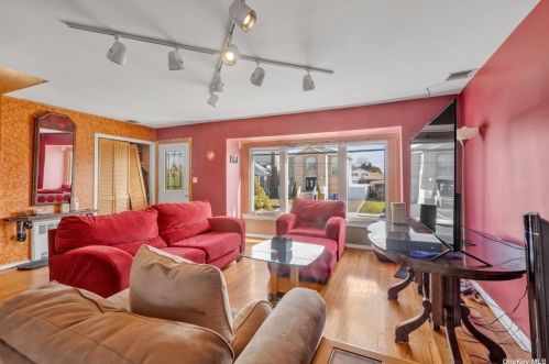 1506 Peapond Rd, North Bellmore NY  11710-2924 exterior