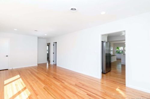 11 Bristol Rd, Windsor Locks CT  06096-2009 exterior