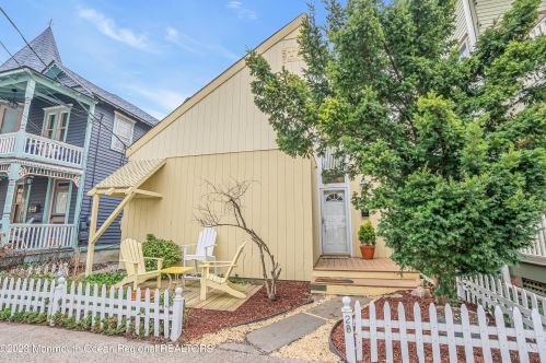 28 Mcclintock St, Ocean Grove, NJ 07756-1646