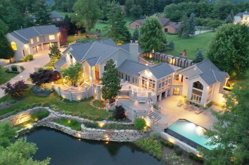 875 Squire Oaks Dr, Covington KY  41017-1342 exterior