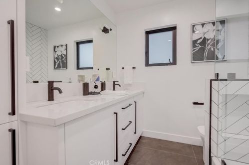 16627 Gilmore St, Van Nuys CA  91406-5610 exterior