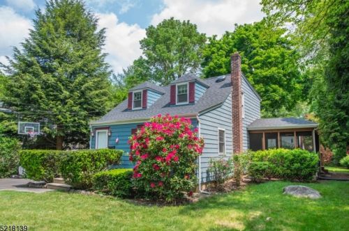 3 Center Dr, Mountain Lakes, NJ 07046-1408