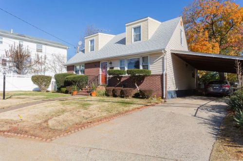 180 Chelsea St, Floral Park, NY 11001-3509