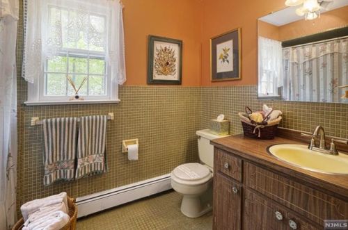 17 Colonial Dr, Allendale NJ  07401-1401 exterior