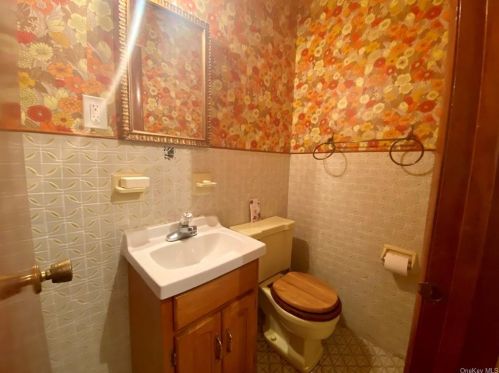 5 Court Ln, Fishkill NY  12524-2432 exterior