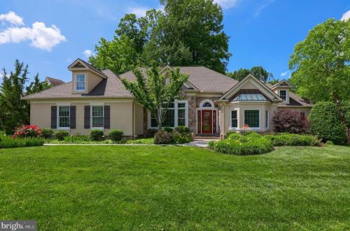 1097 Derry Woods Dr, Hummelstown, PA 17036-9777