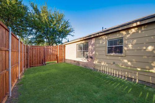 1013 Greenbend Dr, Denton TX  76210-8677 exterior