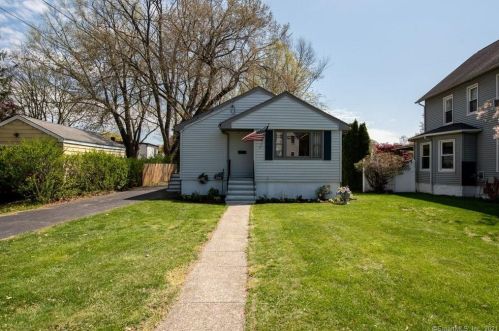 956 Huntington Rd, Stratford CT  06614-2736 exterior