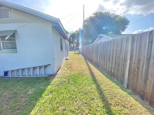 1306 Park Ave, Tavares FL  32778-2352 exterior