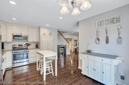 5 Coach Dr, Hazlet NJ  07730-1806 exterior