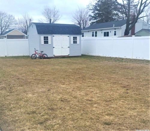 19 Willow St, Central Islip NY  11722-3821 exterior