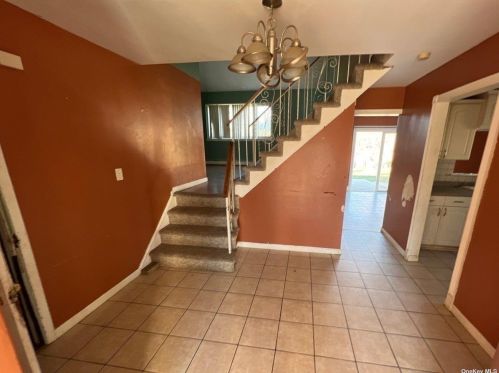 3 Olive St, Central Islip, NY 11722-4017