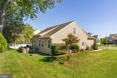 25 Summerlyn Dr, Ephrata PA  17522-9331 exterior