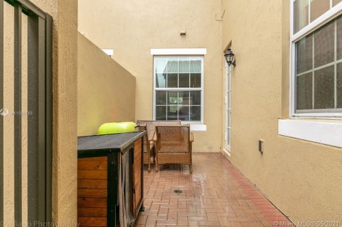 1120 146th Ter, Hollywood FL  33027-6165 exterior