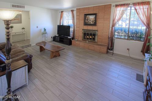 2261 Rainbow Vis Dr, Tucson AZ 85712-2914 exterior