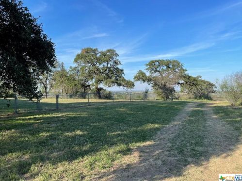 11140 Kingsbury Rd, Kingsbury, TX 78638-1856