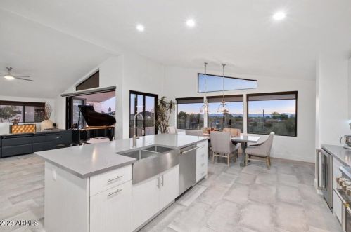 1439 Echo Ln, Phoenix AZ  85020-3831 exterior