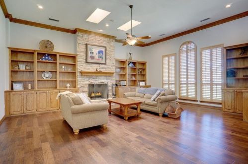 1305 Oak Dr, Lewisville TX  75028-3604 exterior