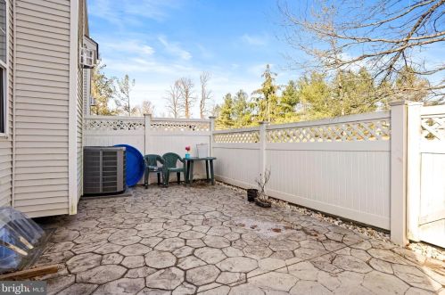 301 Belford Dr, Princeton NJ  08540-9000 exterior