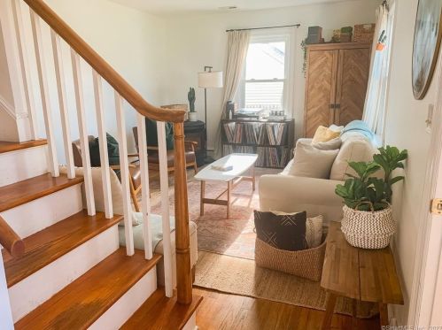 49 Chapman St, Groton, CT 06340-5012