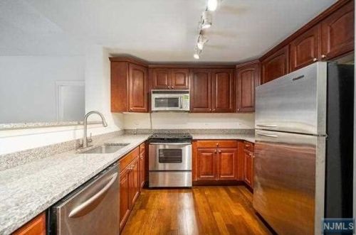 6306 City Pl, Edgewater, NJ 07020-3179