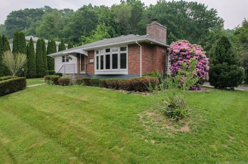 8 Blueberry Hill Rd, Waterbury, CT 06704-2101