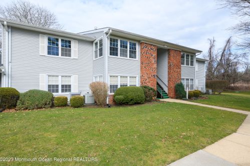 72 Cranberry Ct, Tinton Falls, NJ 07701-6721