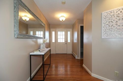 60 Berrios Hl Rd, Windsor CT 06095-1000 exterior