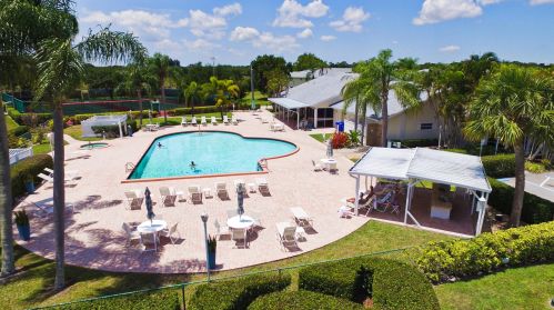 402 Grv Isle Cir, Vero Beach FL 32962-8507 exterior