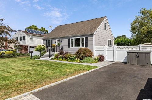 17 Woodrow Pkwy, Babylon, NY 11704-7314