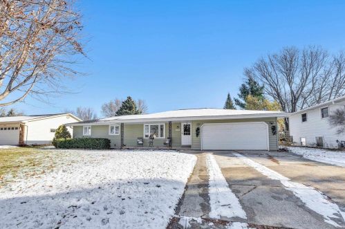 437 Robert Ln, Green Bay, WI 54311-7540