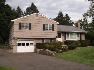 23 Knollcrest Dr, Brookfield Center, CT 06804-3713